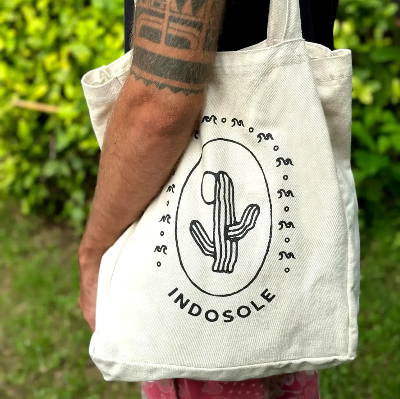 Eco-friendly custom organic cotton tote bags, perfect for shopping or daily use, showcasing your unique style sustainably.