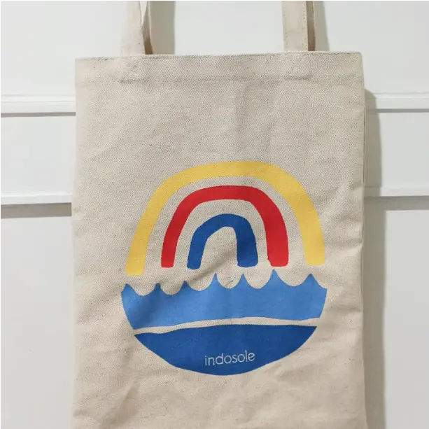 Stylish custom organic cotton totes, designed for eco-conscious consumers, ideal for shopping and everyday errands.