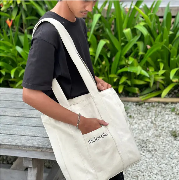 Custom organic cotton totes, combining sustainability and style, perfect for carrying your essentials with an eco-friendly touch.