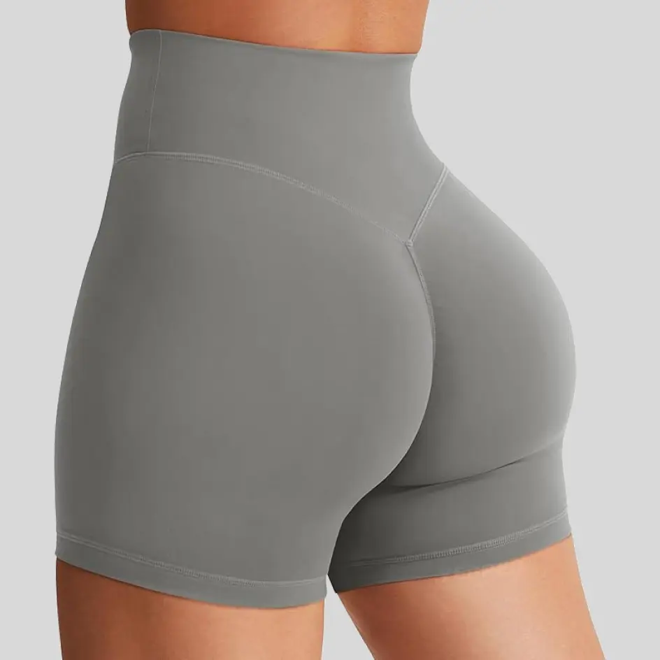 Sport grey yoga shorts, ideal for a classic and modern touch.