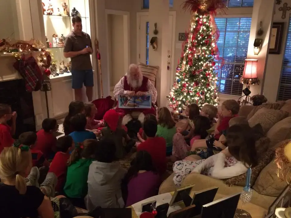 Santa_Reading_To_Kids